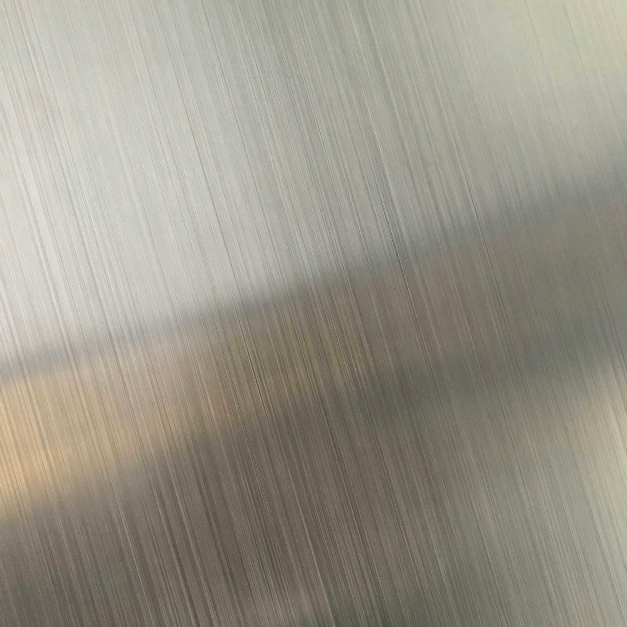 Gebürstete Metalloberfläche, die in ein präzises digitales Raster übergeht